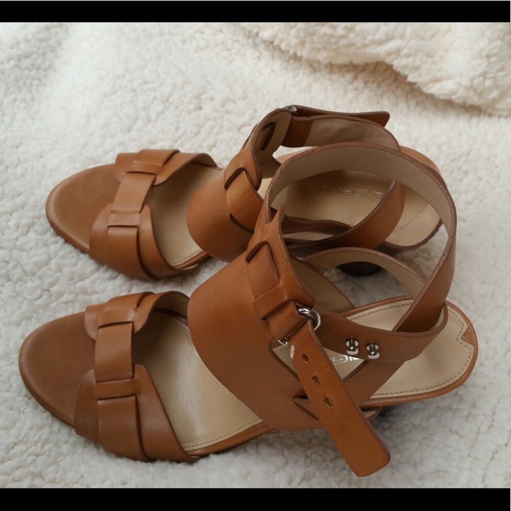 Shoes - Picture 3 of 4